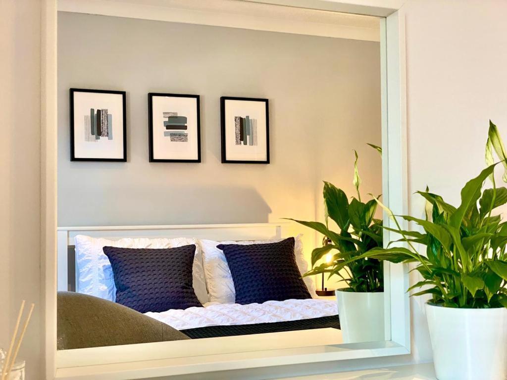 Ferienhaus 3 Bedroom - 2 Bathroom Townhouse In Corstorphine Near Murrayfield Stadium - Direct Bus To Centre In 20 Minutes - Two Private Parking Spaces - Private Sunny Garden - Recently Refurbished *