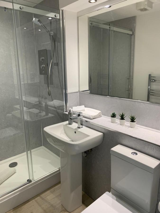 Ferienhaus 3 Bedroom - 2 Bathroom Townhouse In Corstorphine Near Murrayfield Stadium - Direct Bus To Centre In 20 Minutes - Two Private Parking Spaces - Private Sunny Garden - Recently Refurbished