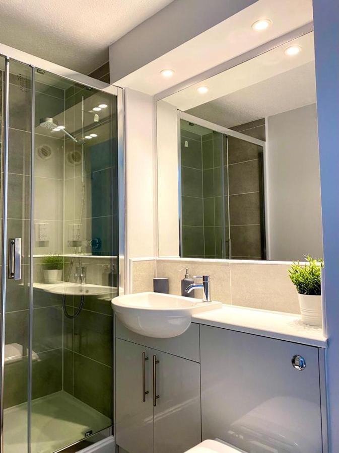 3 Bedroom - 2 Bathroom Townhouse In Corstorphine Near Murrayfield Stadium - Direct Bus To Centre In 20 Minutes - Two Private Parking Spaces - Private Sunny Garden - Recently Refurbished EDI