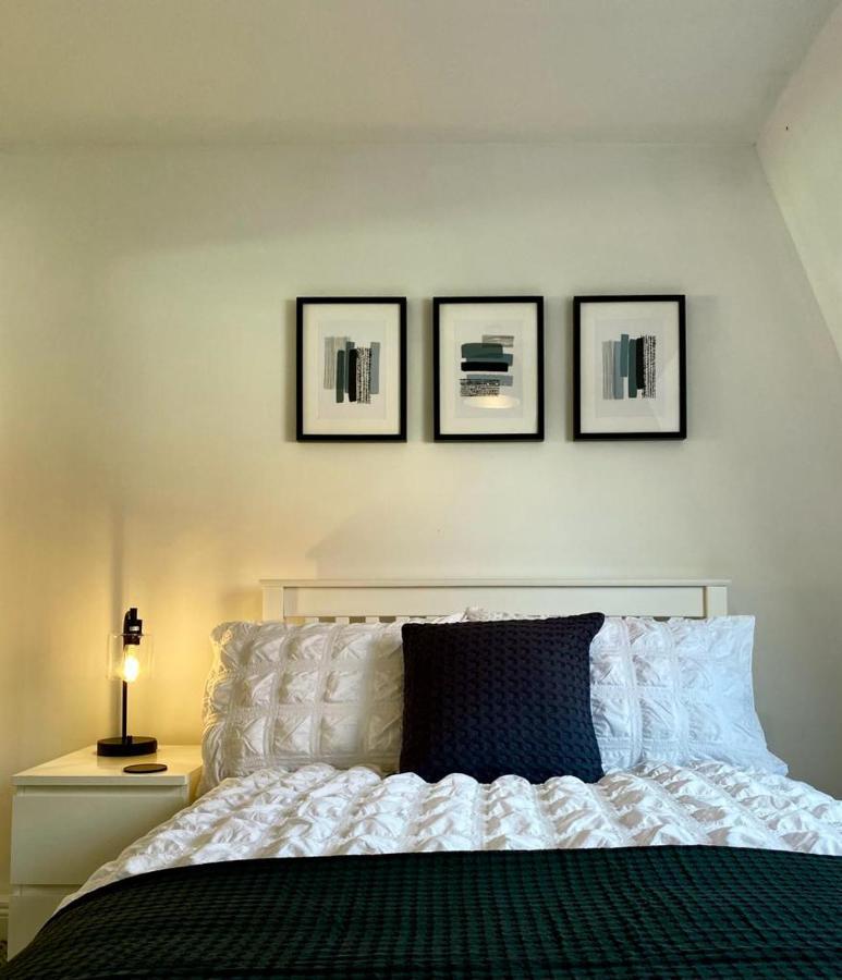 3 Bedroom - 2 Bathroom Townhouse In Corstorphine Near Murrayfield Stadium - Direct Bus To Centre In 20 Minutes - Two Private Parking Spaces - Private Sunny Garden - Recently Refurbished Ferienhaus *