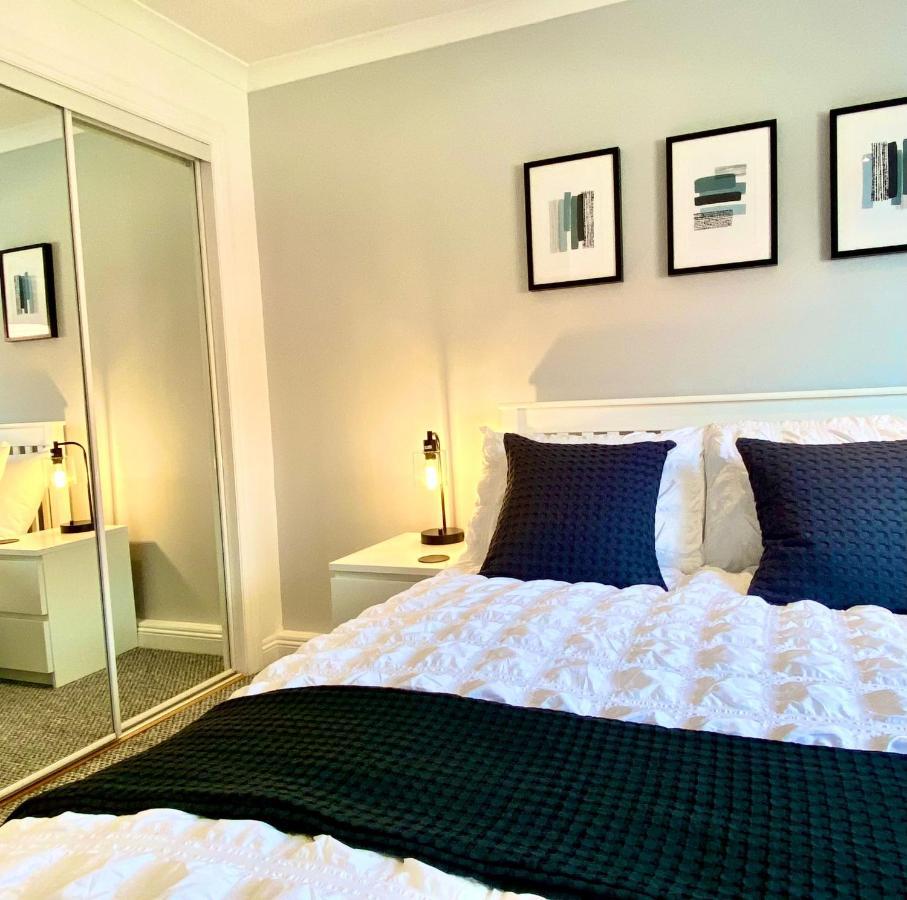 3 Bedroom - 2 Bathroom Townhouse In Corstorphine Near Murrayfield Stadium - Direct Bus To Centre In 20 Minutes - Two Private Parking Spaces - Private Sunny Garden - Recently Refurbished Ferienhaus EDI