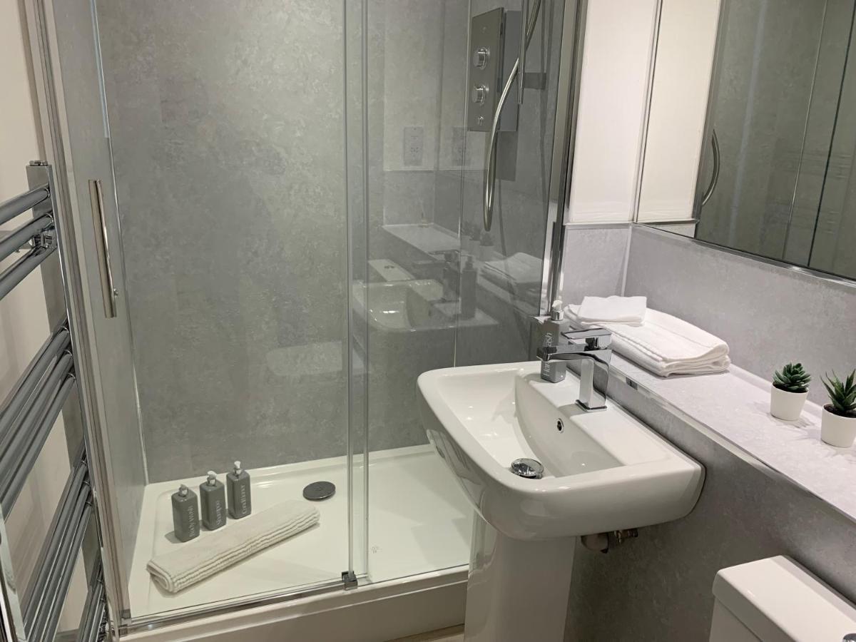 Ferienhaus 3 Bedroom - 2 Bathroom Townhouse In Corstorphine Near Murrayfield Stadium - Direct Bus To Centre In 20 Minutes - Two Private Parking Spaces - Private Sunny Garden - Recently Refurbished *