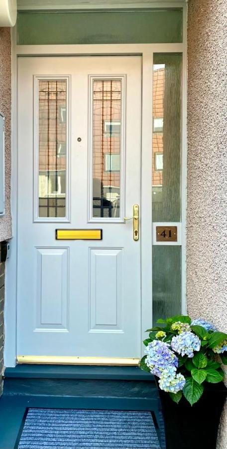 3 Bedroom - 2 Bathroom Townhouse In Corstorphine Near Murrayfield Stadium - Direct Bus To Centre In 20 Minutes - Two Private Parking Spaces - Private Sunny Garden - Recently Refurbished Ferienhaus EDI