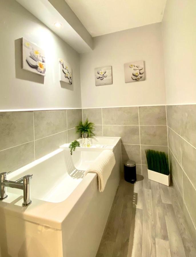 Ferienhaus 3 Bedroom - 2 Bathroom Townhouse In Corstorphine Near Murrayfield Stadium - Direct Bus To Centre In 20 Minutes - Two Private Parking Spaces - Private Sunny Garden - Recently Refurbished *