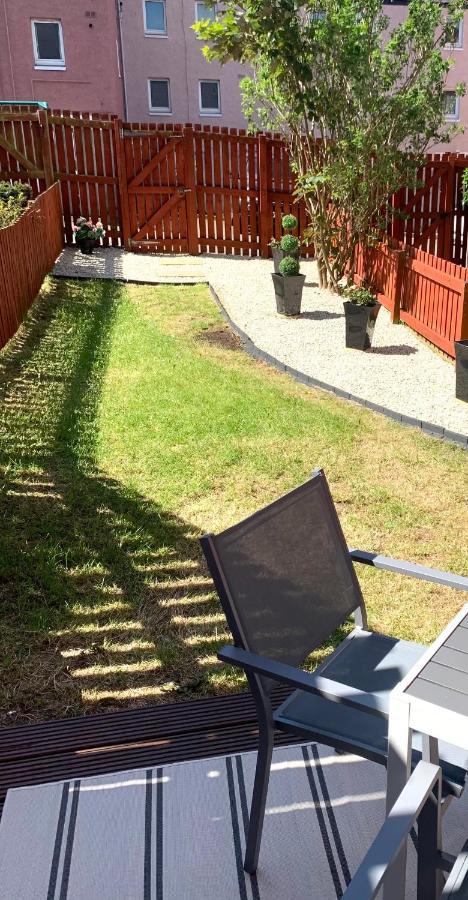 Ferienhaus 3 Bedroom - 2 Bathroom Townhouse In Corstorphine Near Murrayfield Stadium - Direct Bus To Centre In 20 Minutes - Two Private Parking Spaces - Private Sunny Garden - Recently Refurbished *
