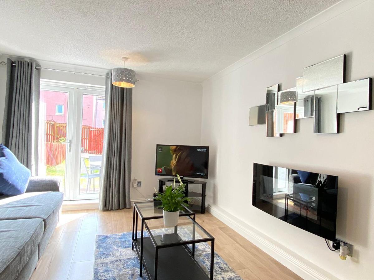 3 Bedroom - 2 Bathroom Townhouse In Corstorphine Near Murrayfield Stadium - Direct Bus To Centre In 20 Minutes - Two Private Parking Spaces - Private Sunny Garden - Recently Refurbished EDI