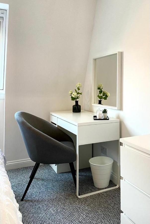 3 Bedroom - 2 Bathroom Townhouse In Corstorphine Near Murrayfield Stadium - Direct Bus To Centre In 20 Minutes - Two Private Parking Spaces - Private Sunny Garden - Recently Refurbished * EDI
