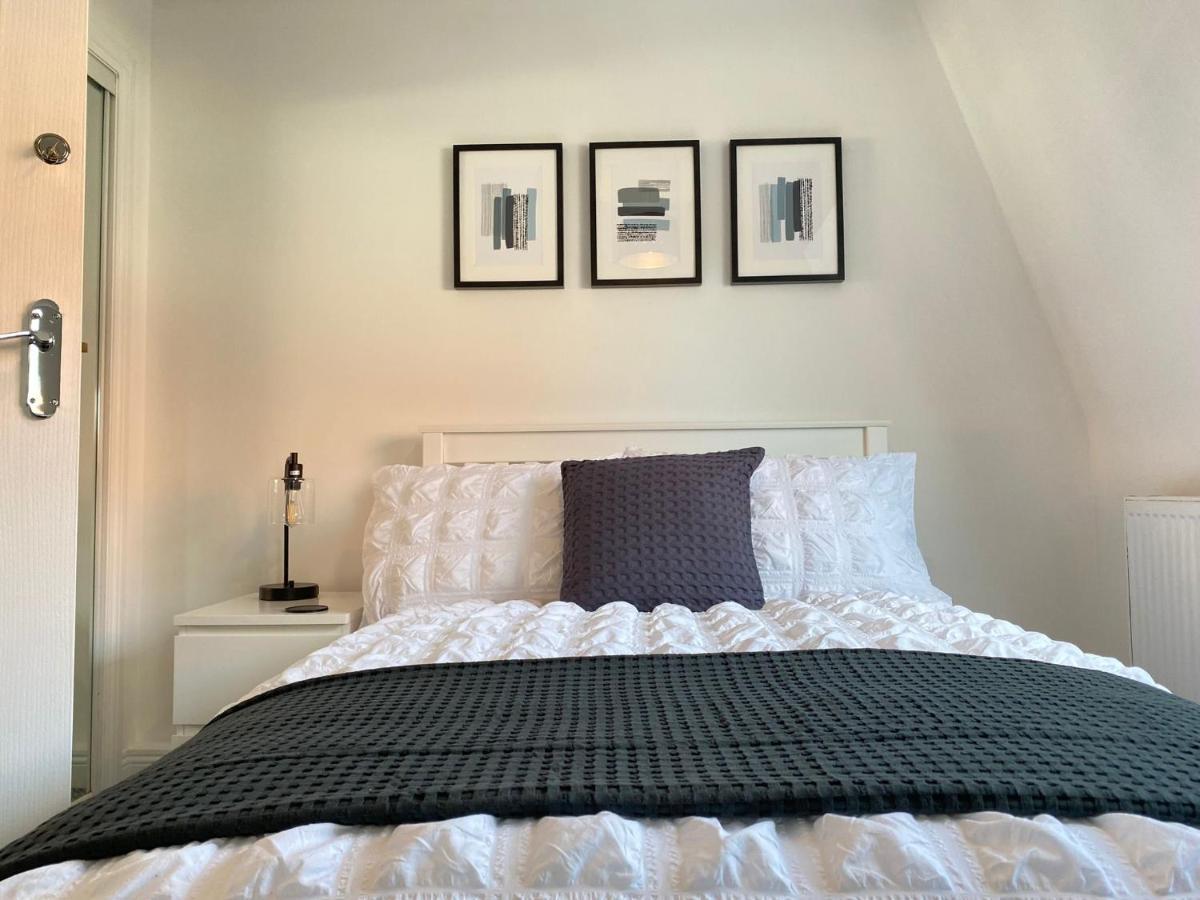 3 Bedroom - 2 Bathroom Townhouse In Corstorphine Near Murrayfield Stadium - Direct Bus To Centre In 20 Minutes - Two Private Parking Spaces - Private Sunny Garden - Recently Refurbished * EDI