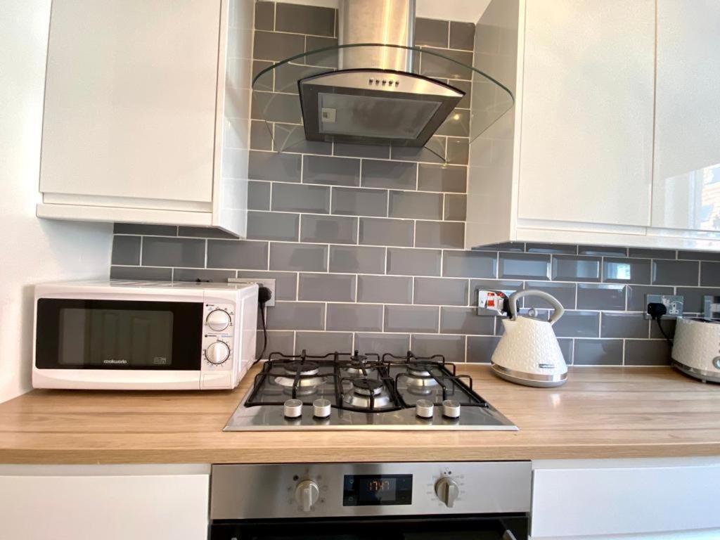 3 Bedroom - 2 Bathroom Townhouse In Corstorphine Near Murrayfield Stadium - Direct Bus To Centre In 20 Minutes - Two Private Parking Spaces - Private Sunny Garden - Recently Refurbished EDI