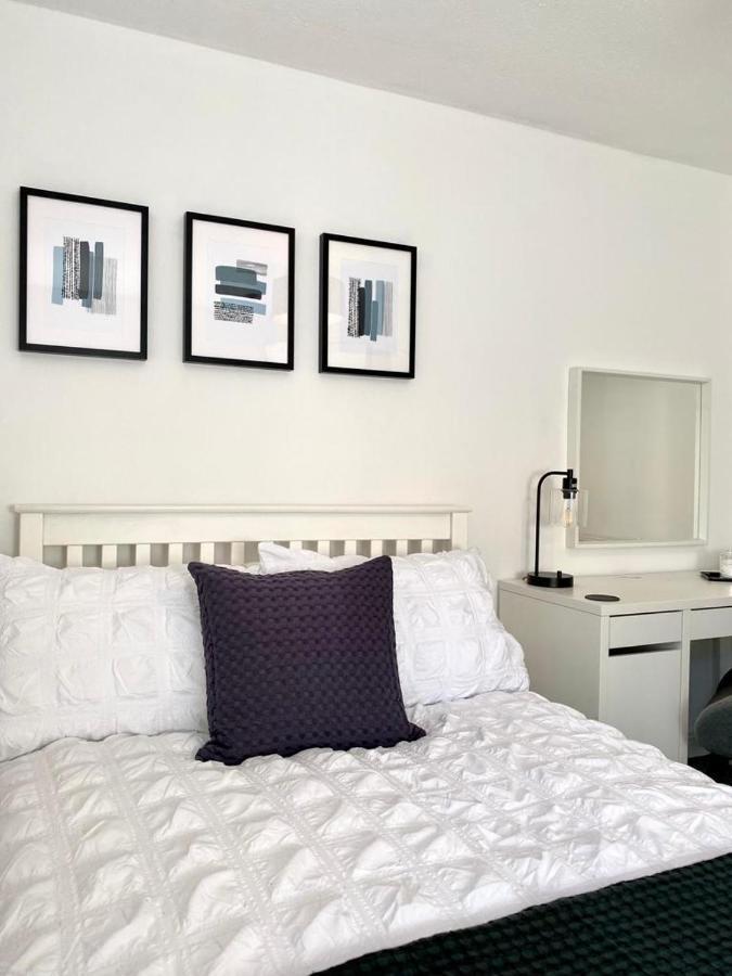 3 Bedroom - 2 Bathroom Townhouse In Corstorphine Near Murrayfield Stadium - Direct Bus To Centre In 20 Minutes - Two Private Parking Spaces - Private Sunny Garden - Recently Refurbished Ferienhaus EDI