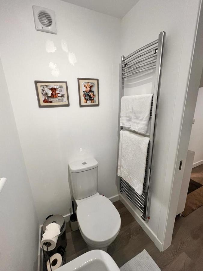 En-suite With Independent Entrance. * EDI
