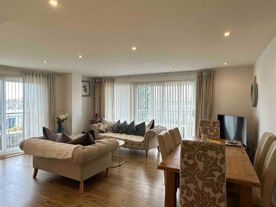 Modern Specious Three Bedroom In Edinburgh