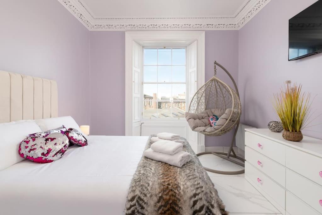 Spacious Modern Centre Castle Views *