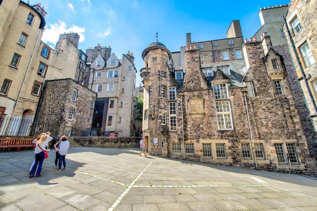 Apartment Modern Flat With Views By The Royal Mile *