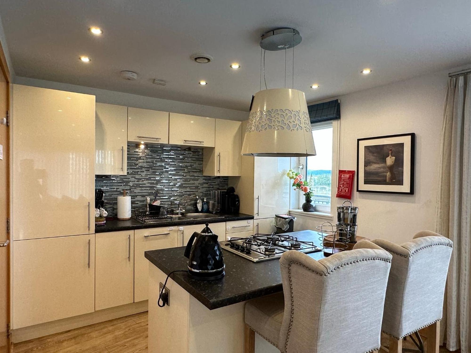 Modern Specious Three Bedroom In Apartment *