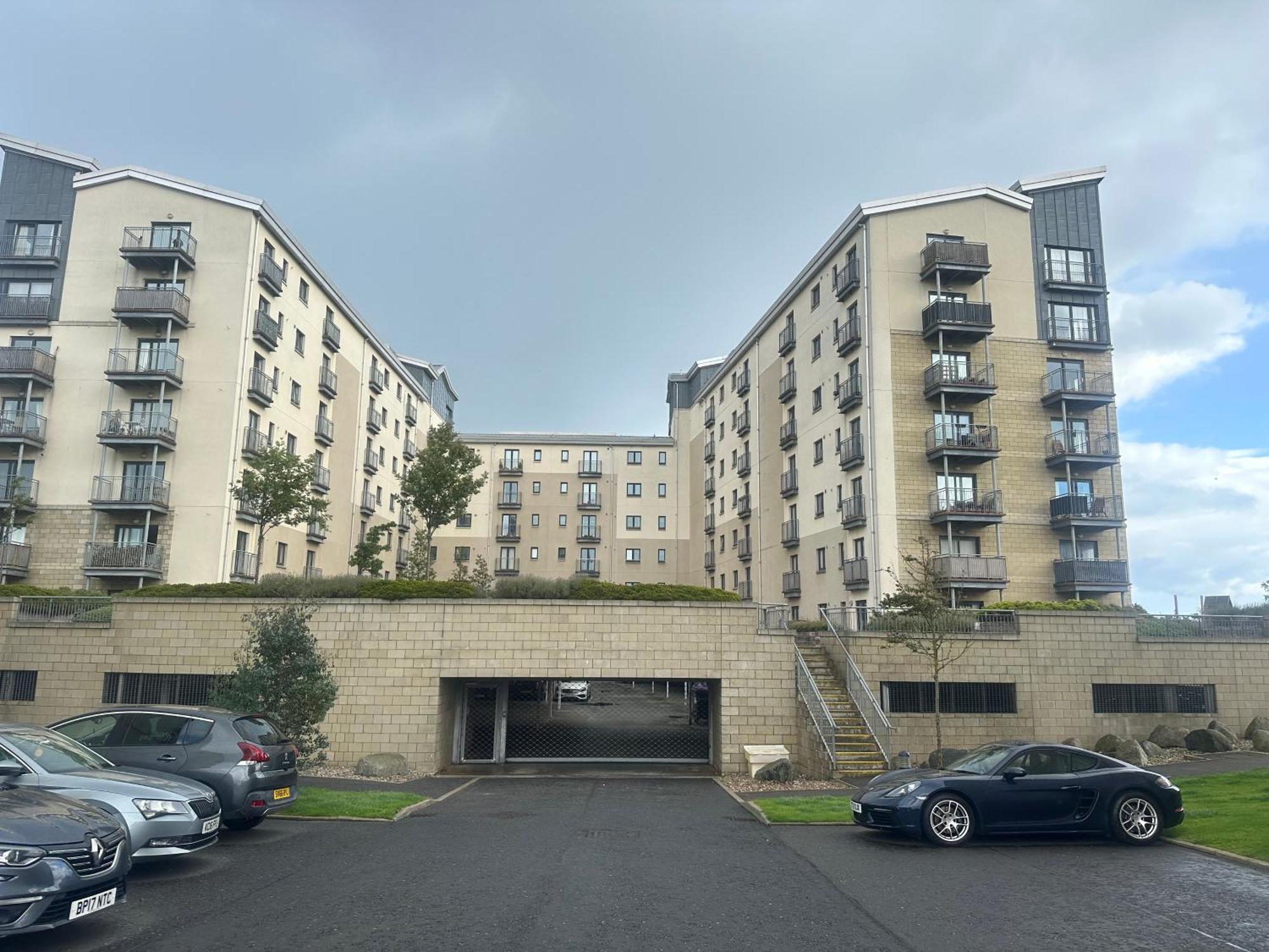 Modern Specious Three Bedroom In *