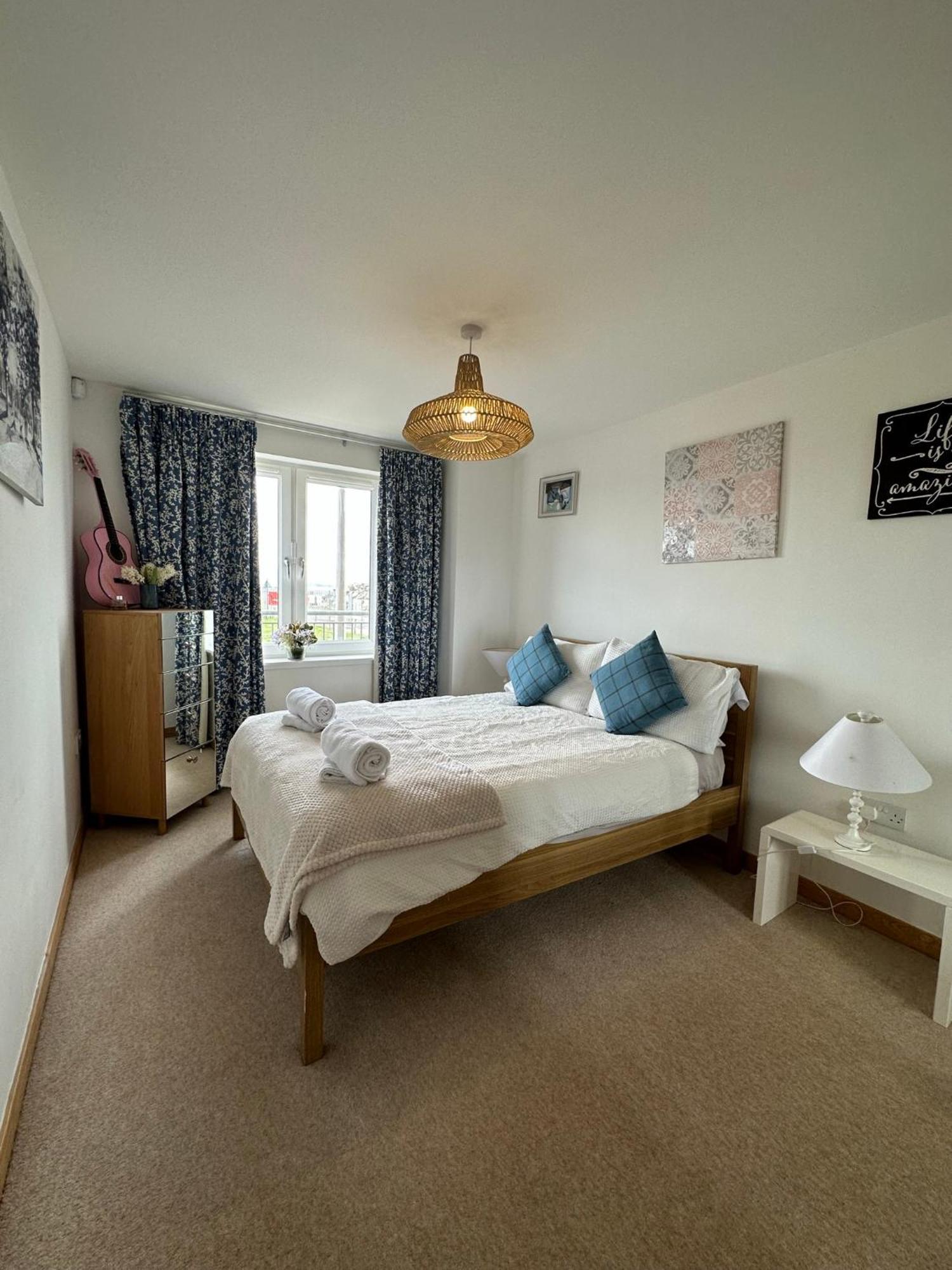 Modern Specious Three Bedroom In Apartment Edinburgh