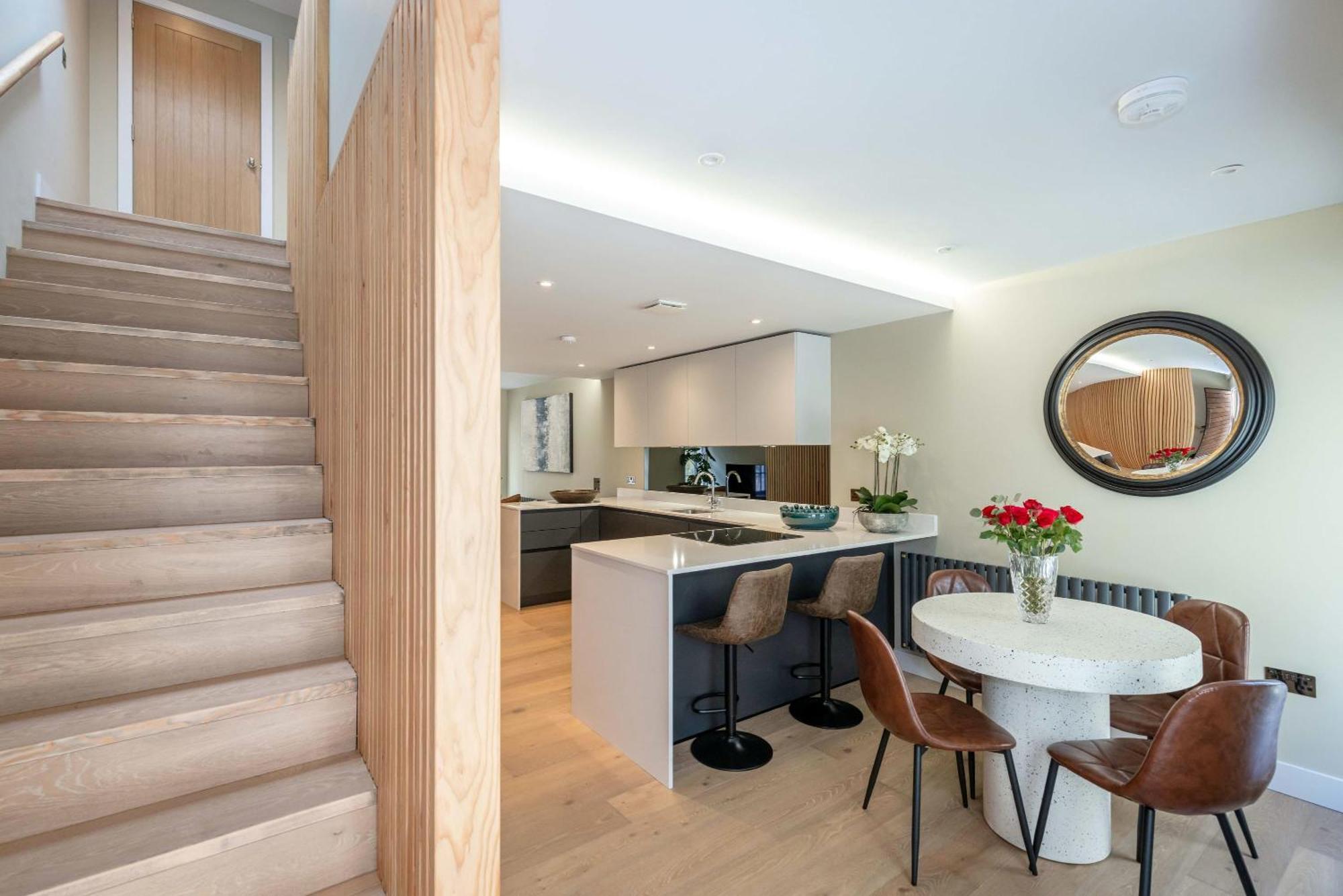 Dragon - Centre 2 Bed Luxury Mews House * EDI