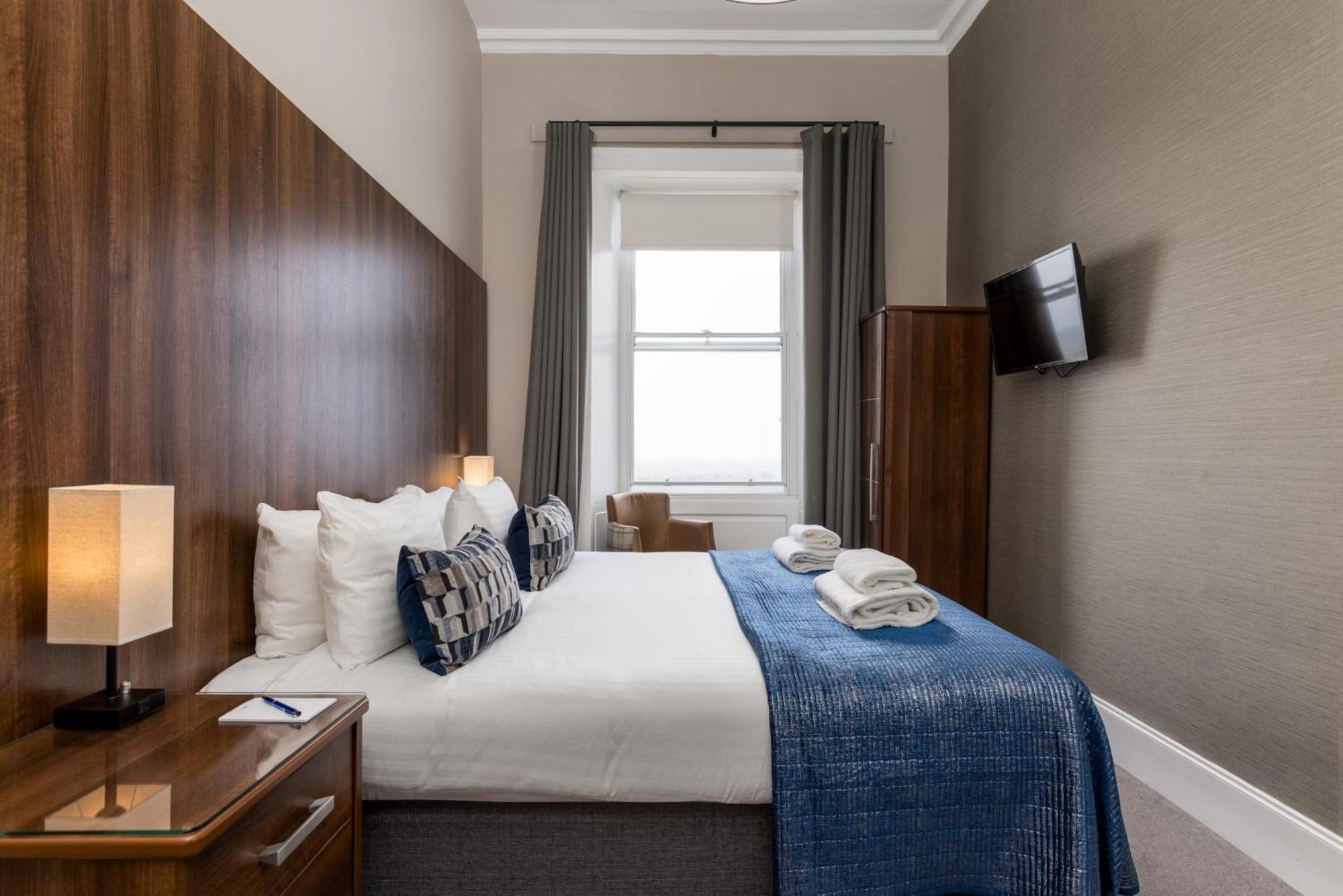 Hotel 28 York Place 2*