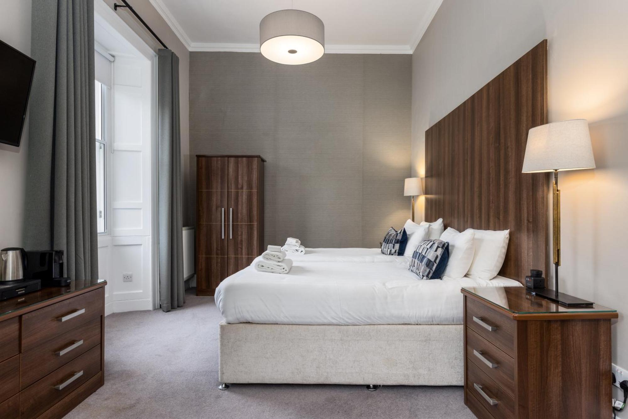Hotel 28 York Place 2*
