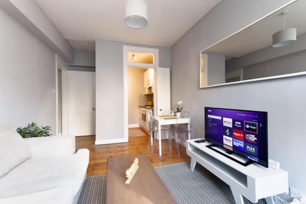 Cosy And Chic, Quiet In Leith Apartment