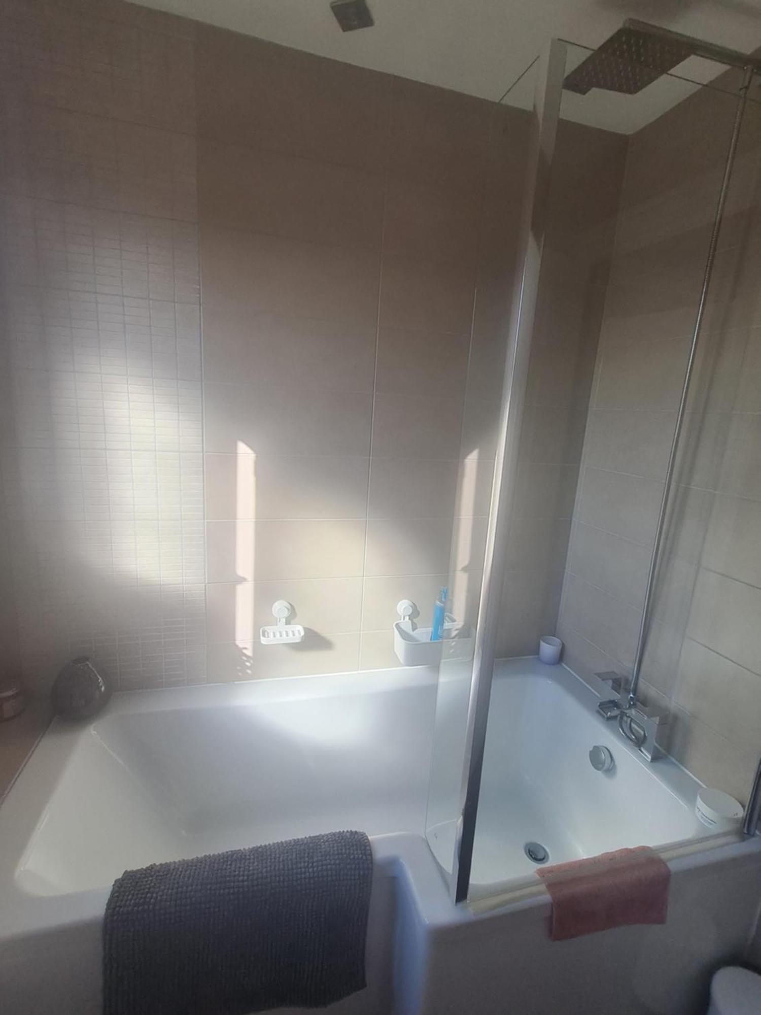 Edinburgh- 2 Double Available Homestay *