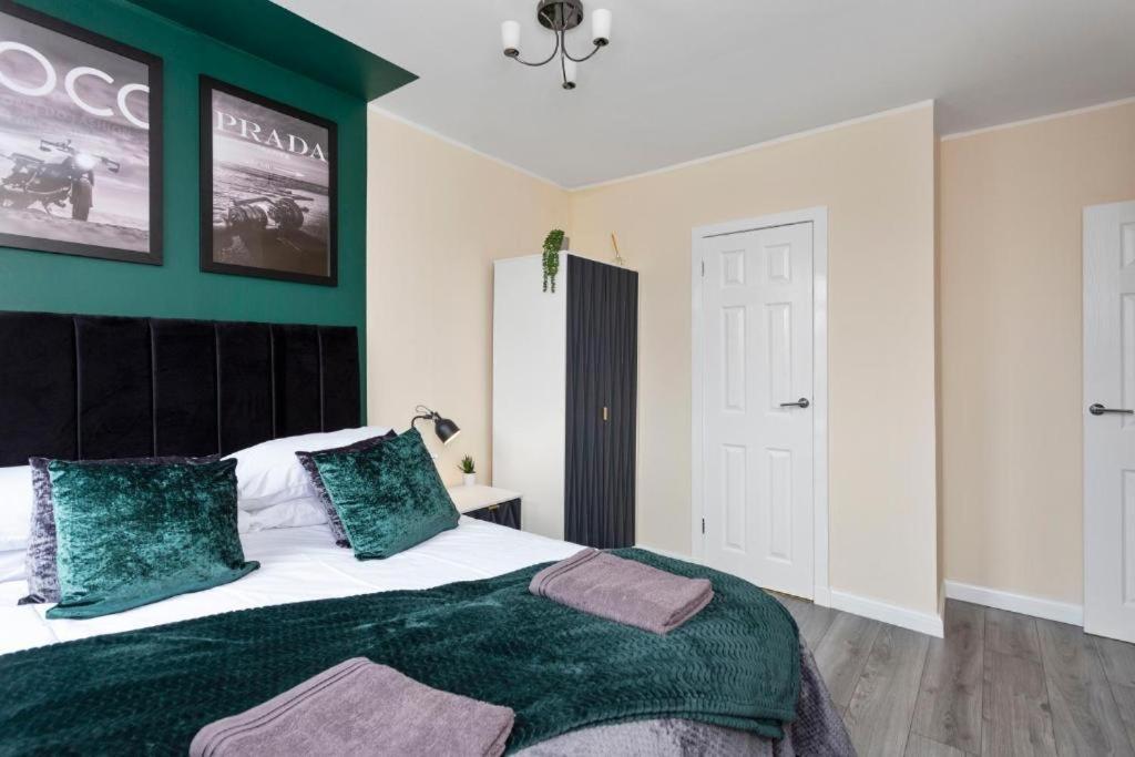 3-Bed Edinburgh Abode - Parking And Garden Holiday home Edinburgh