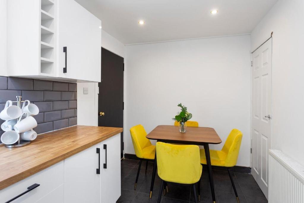 Holiday home 3-Bed Edinburgh Abode - Parking And Garden *