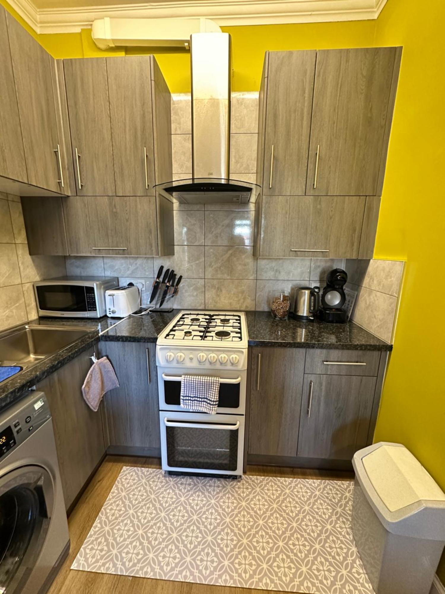 Cosy In Centre , 2 Bedroom1 Bathroom Apartment *