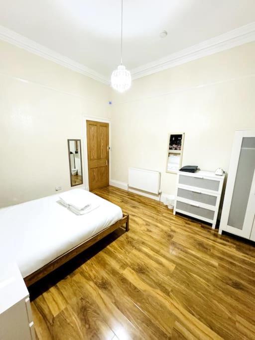 2 Bed Flat In Apartment *