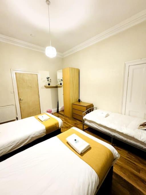 2 Bed Flat In * Edinburgh
