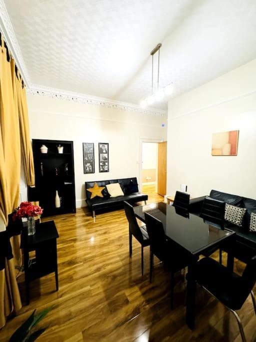 2 Bed Flat In Apartment