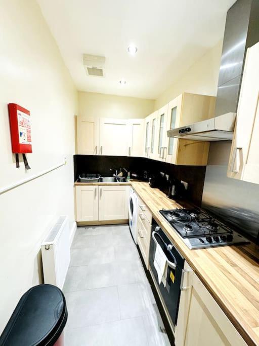 2 Bed Flat In Apartment *