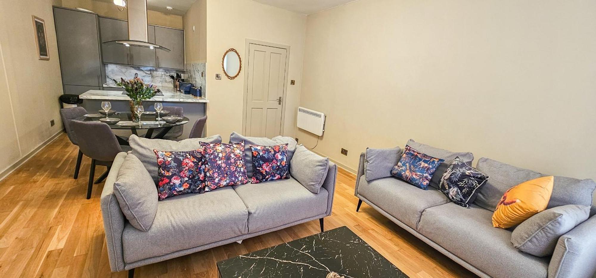 Royal Mile - Bright 2 Bedroom