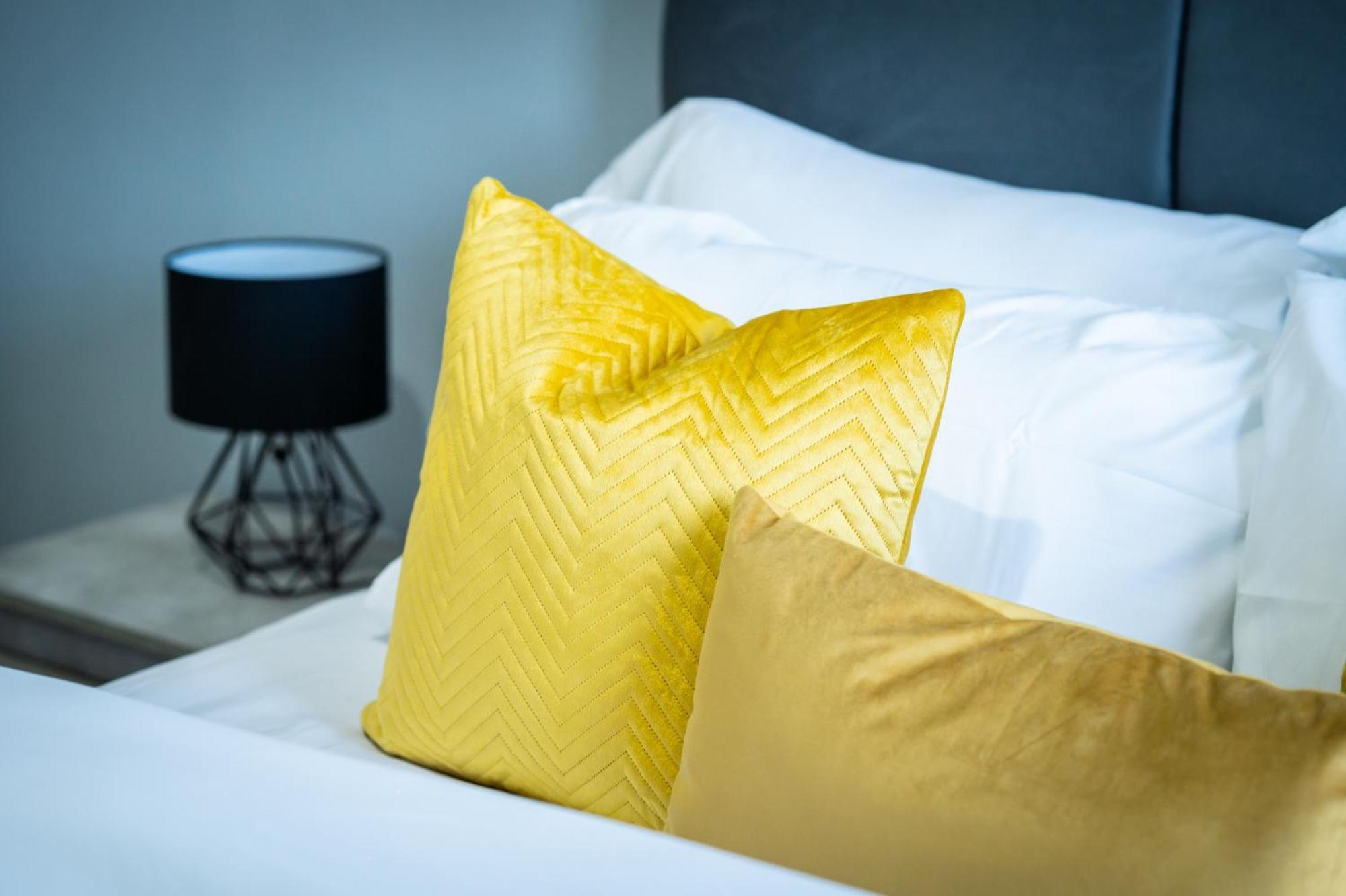 Stylish 3Br, Next To Tram Stop, Near Princes St & Ocean Terminal, Sleeps 7