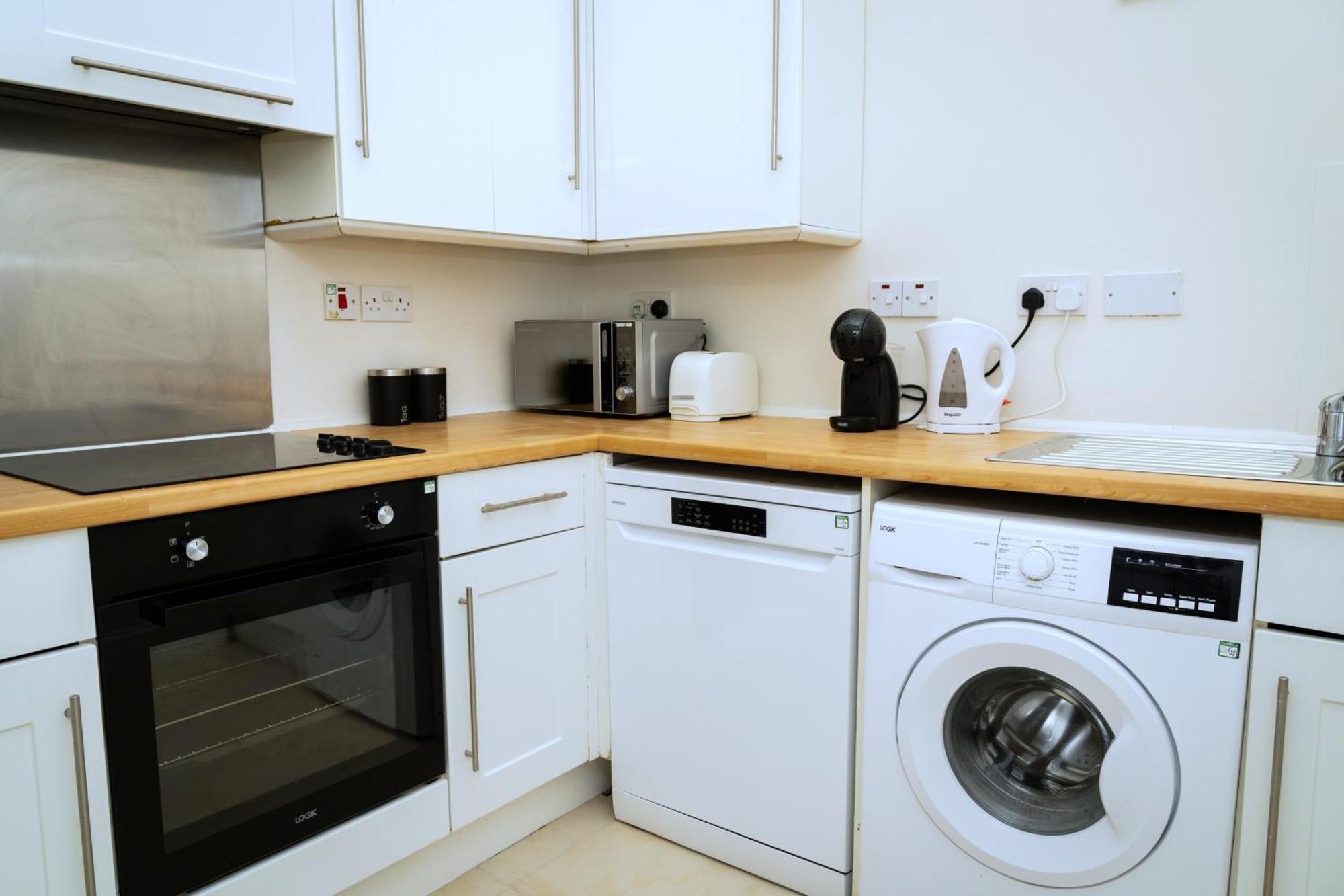 Apartment Stylish 3Br, Next To Tram Stop, Near Princes St & Ocean Terminal, Sleeps 7