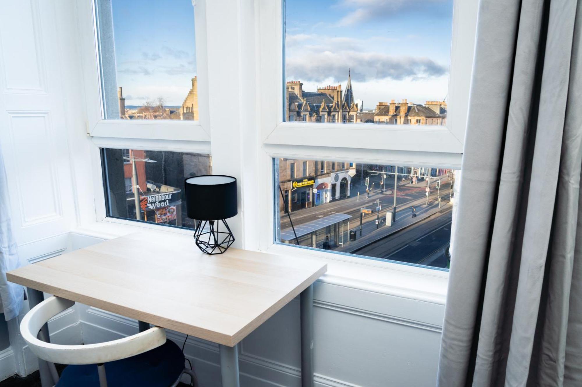 Stylish 3Br, Next To Tram Stop, Near Princes St & Ocean Terminal, Sleeps 7 Apartment *