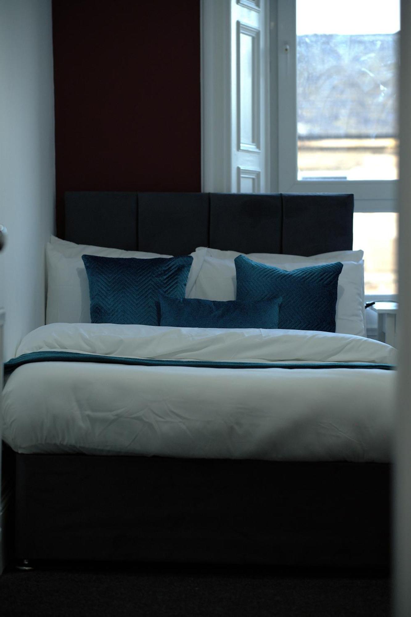 Apartment Stylish 3Br, Next To Tram Stop, Near Princes St & Ocean Terminal, Sleeps 7