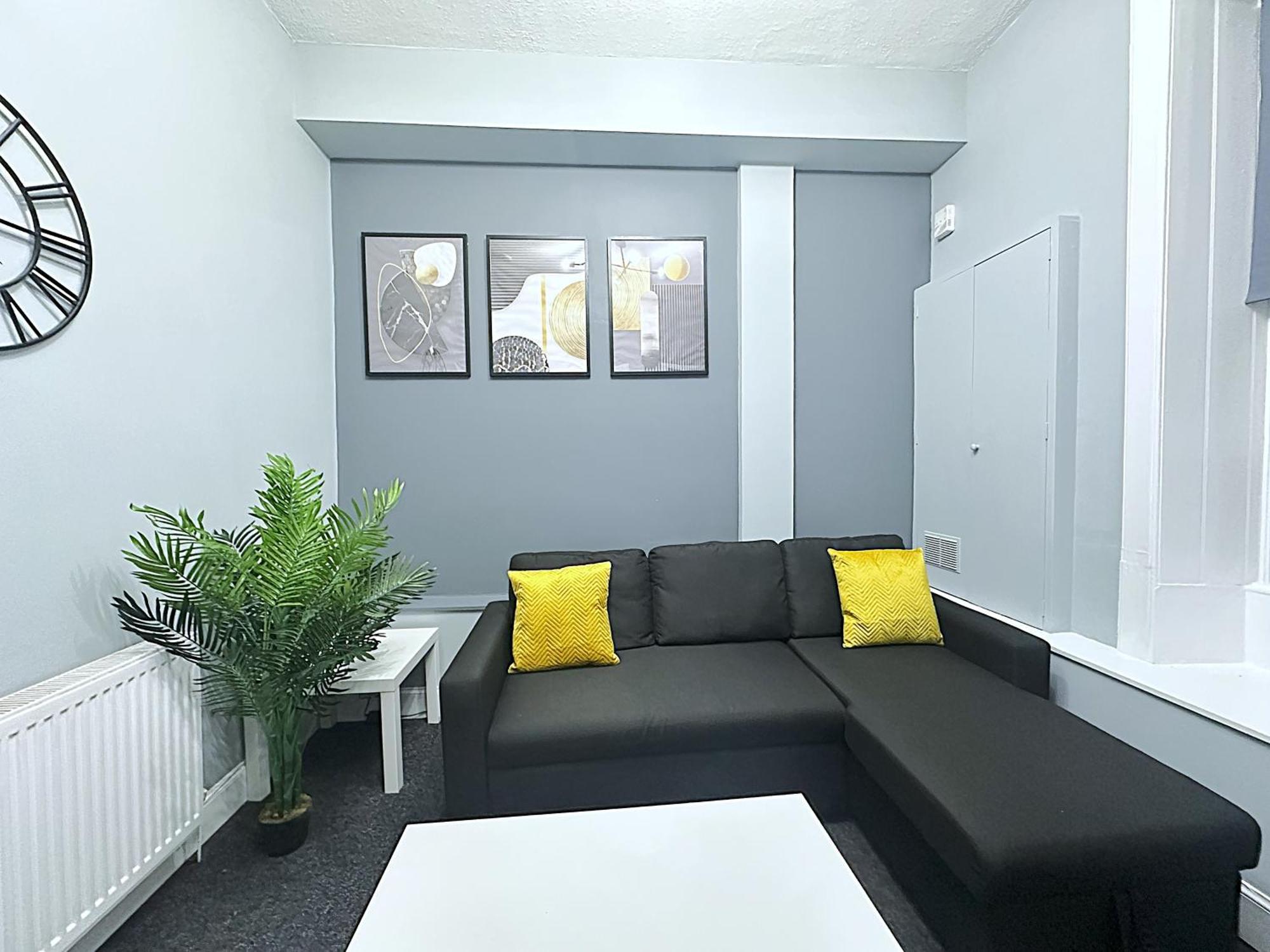 Apartment Stylish 3Br, Next To Tram Stop, Near Princes St & Ocean Terminal, Sleeps 7 *