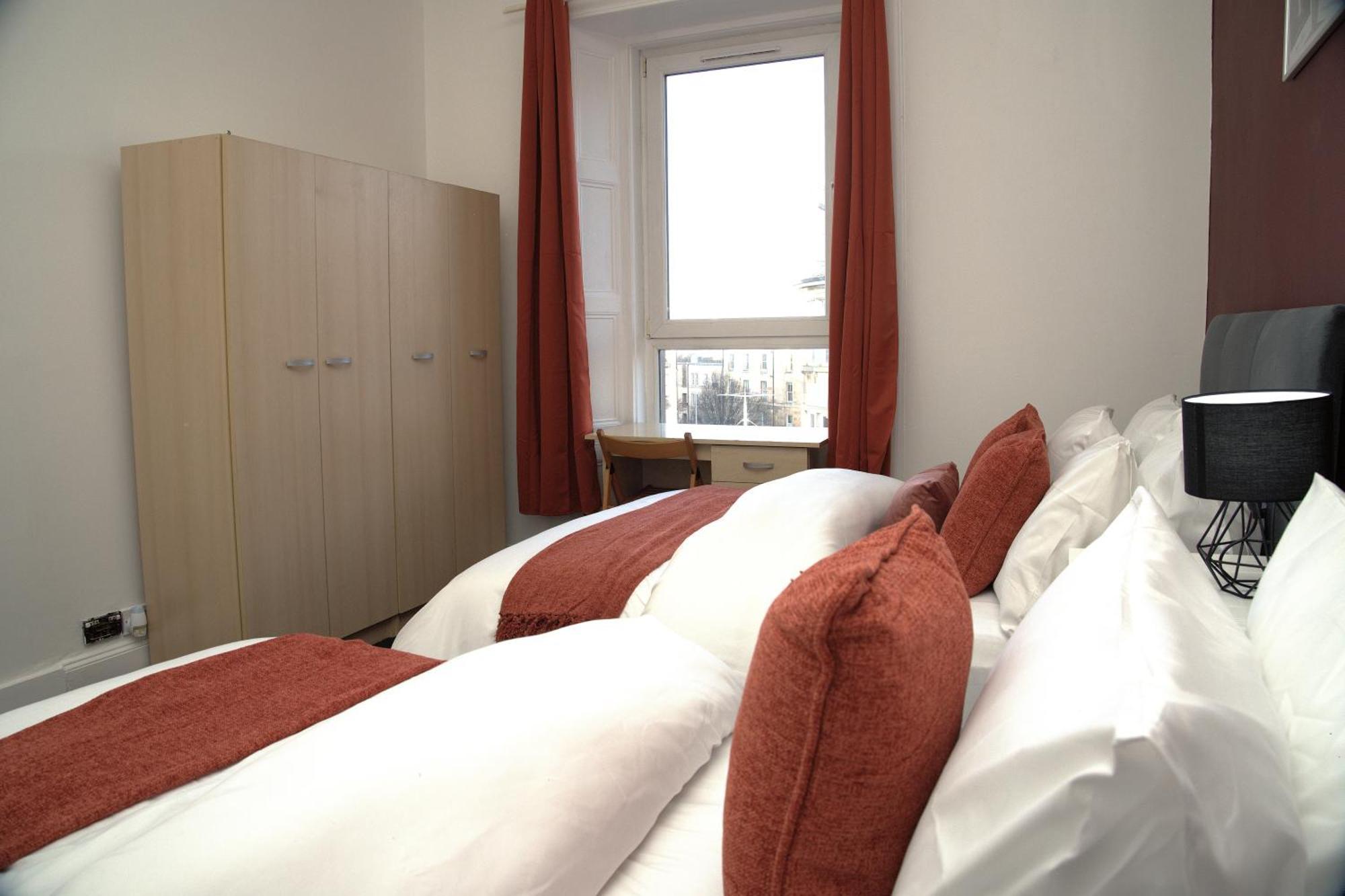 Stylish 3Br, Next To Tram Stop, Near Princes St & Ocean Terminal, Sleeps 7