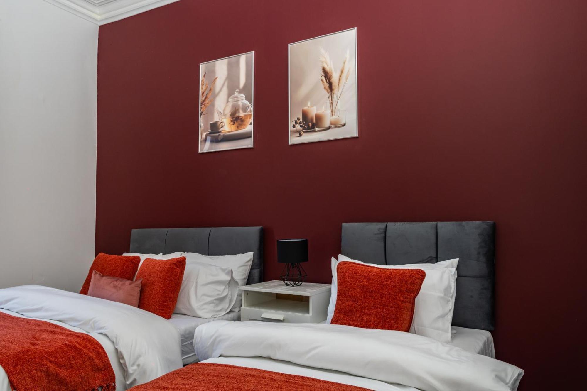 Stylish 3Br, Next To Tram Stop, Near Princes St & Ocean Terminal, Sleeps 7 Apartment