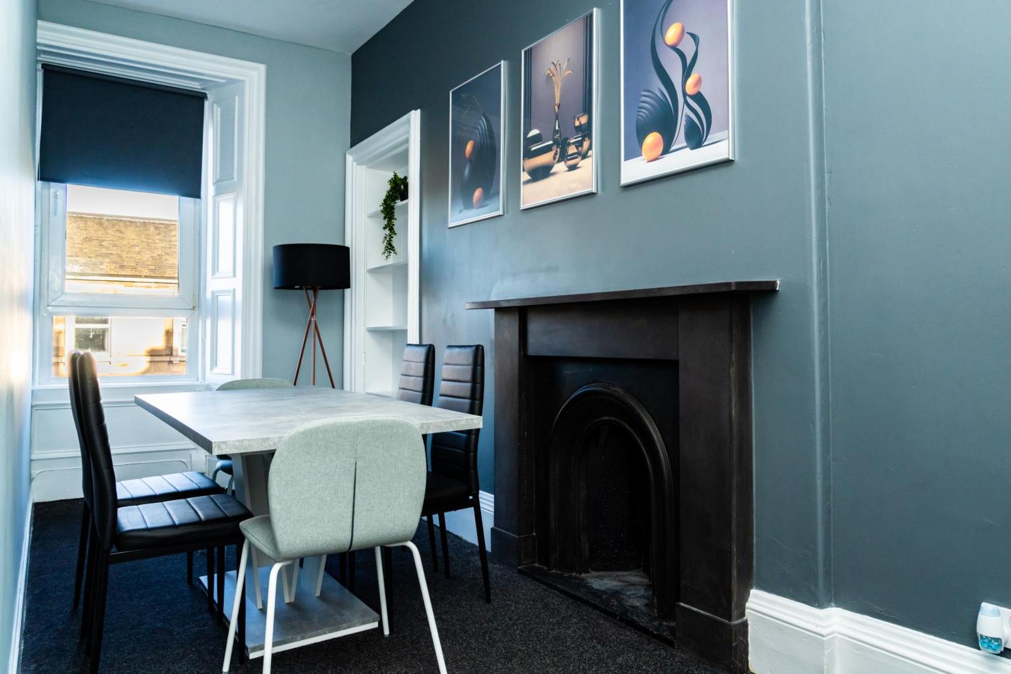 Stylish 3Br, Next To Tram Stop, Near Princes St & Ocean Terminal, Sleeps 7 Apartment *