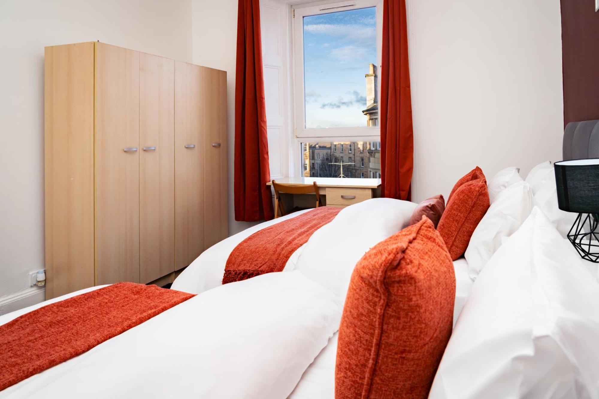 Stylish 3Br, Next To Tram Stop, Near Princes St & Ocean Terminal, Sleeps 7 * Edinburgh