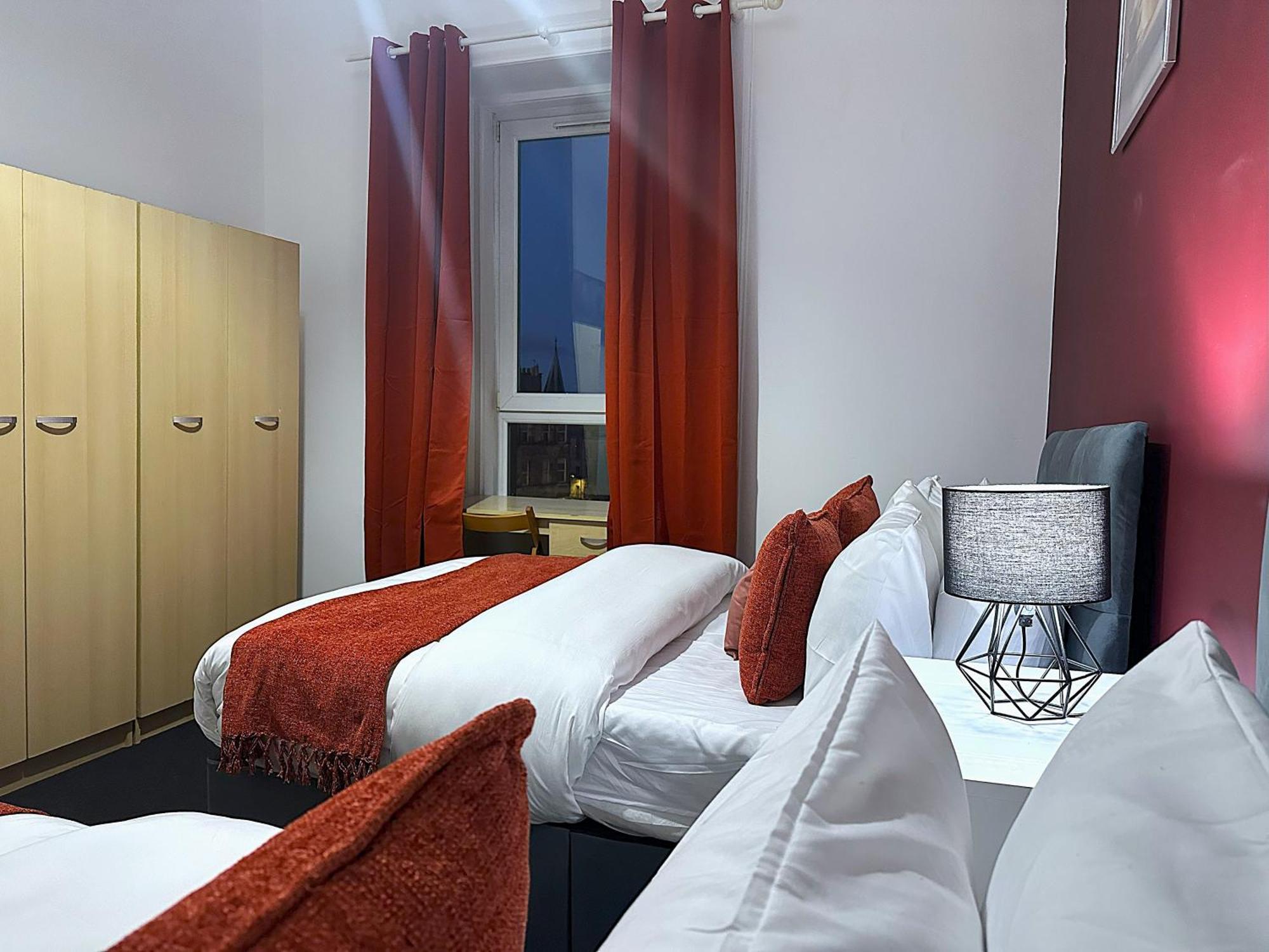 Apartment Stylish 3Br, Next To Tram Stop, Near Princes St & Ocean Terminal, Sleeps 7