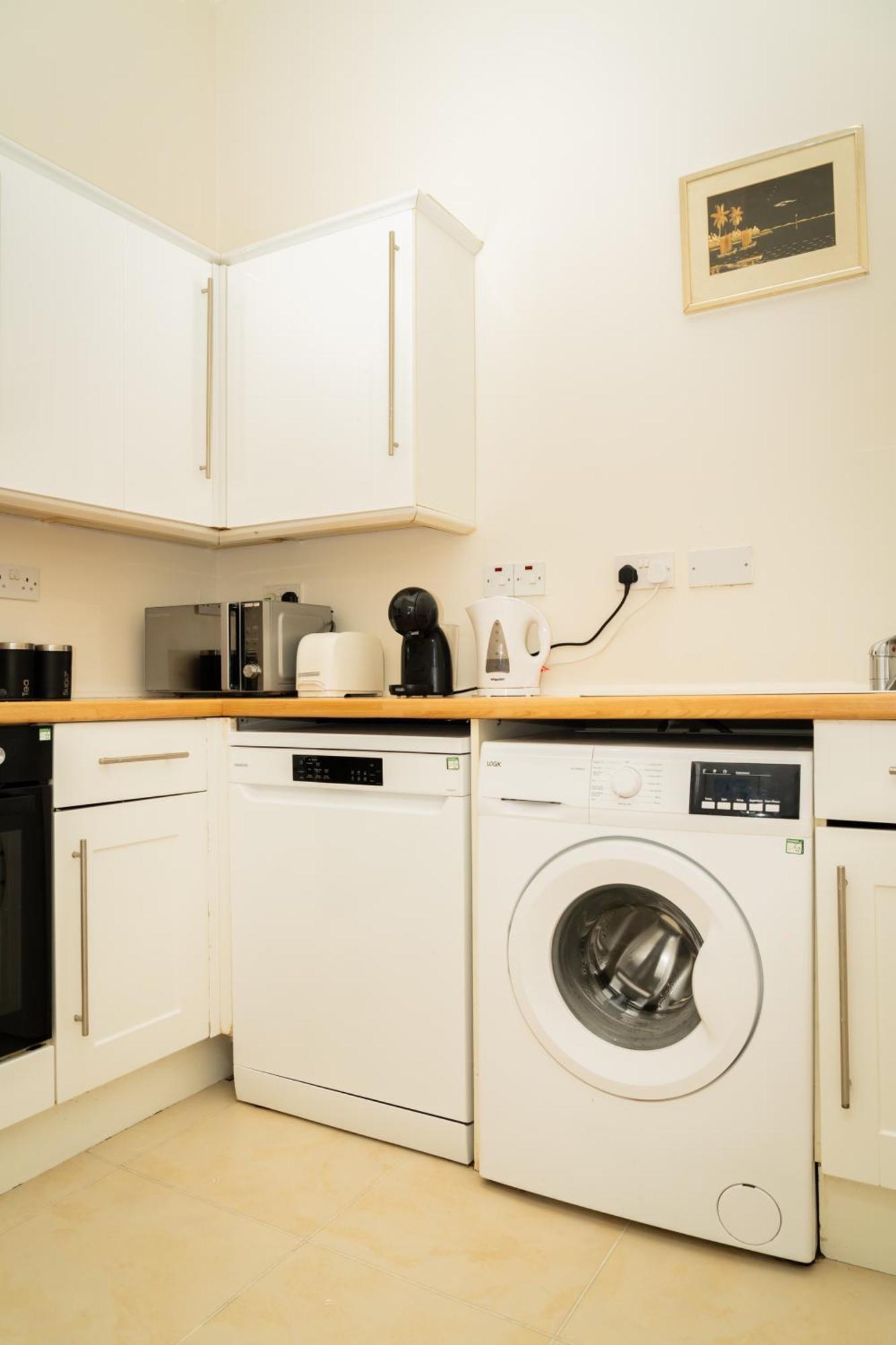 Apartment Stylish 3Br, Next To Tram Stop, Near Princes St & Ocean Terminal, Sleeps 7 Edinburgh