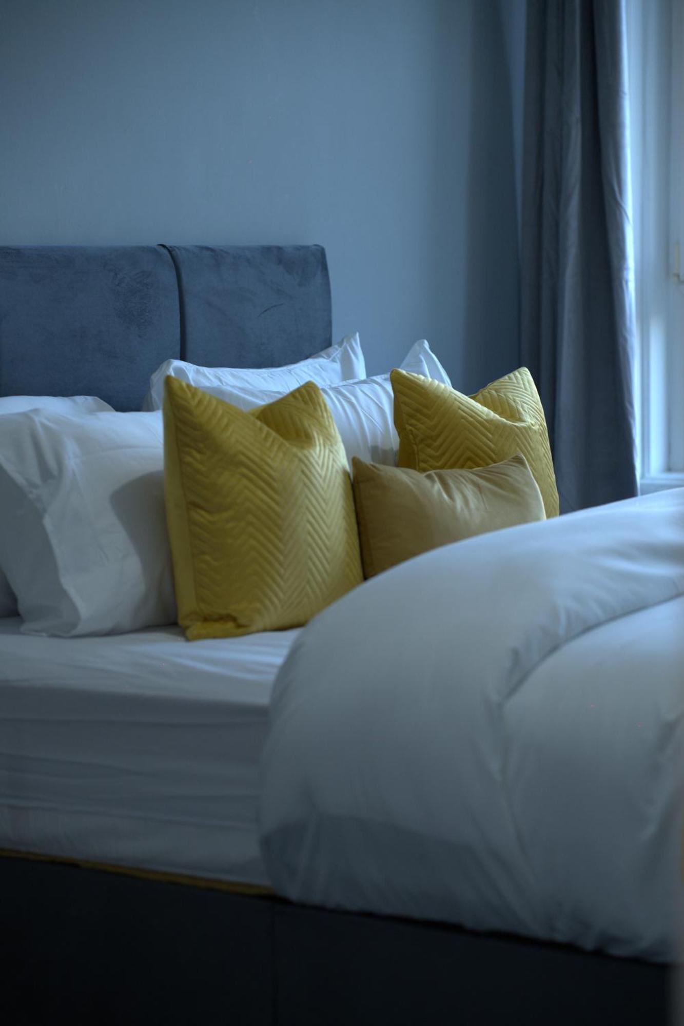 Stylish 3Br, Next To Tram Stop, Near Princes St & Ocean Terminal, Sleeps 7