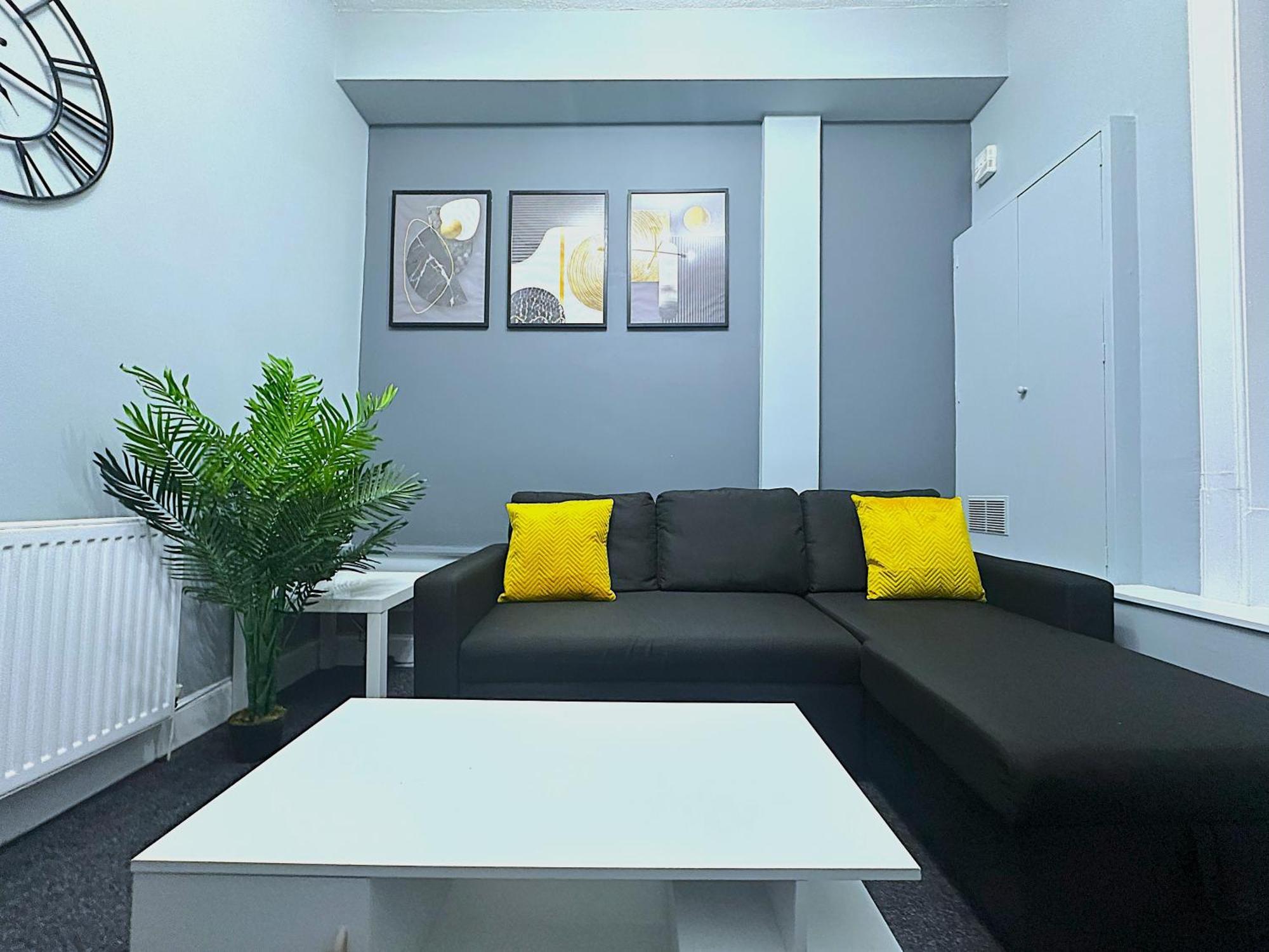 Stylish 3Br, Next To Tram Stop, Near Princes St & Ocean Terminal, Sleeps 7 Apartment