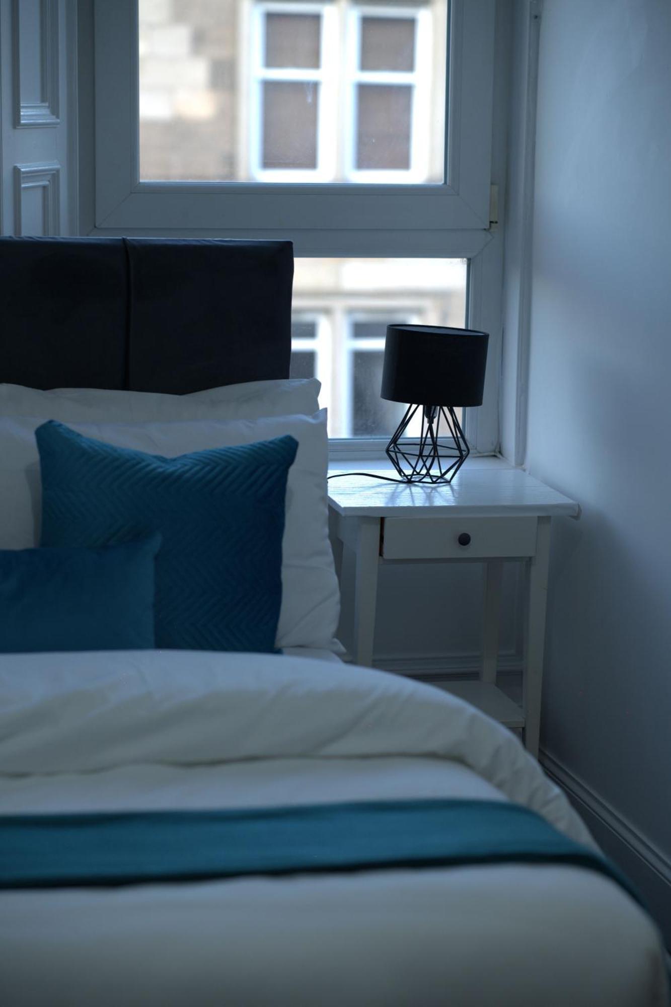 Apartment Stylish 3Br, Next To Tram Stop, Near Princes St & Ocean Terminal, Sleeps 7
