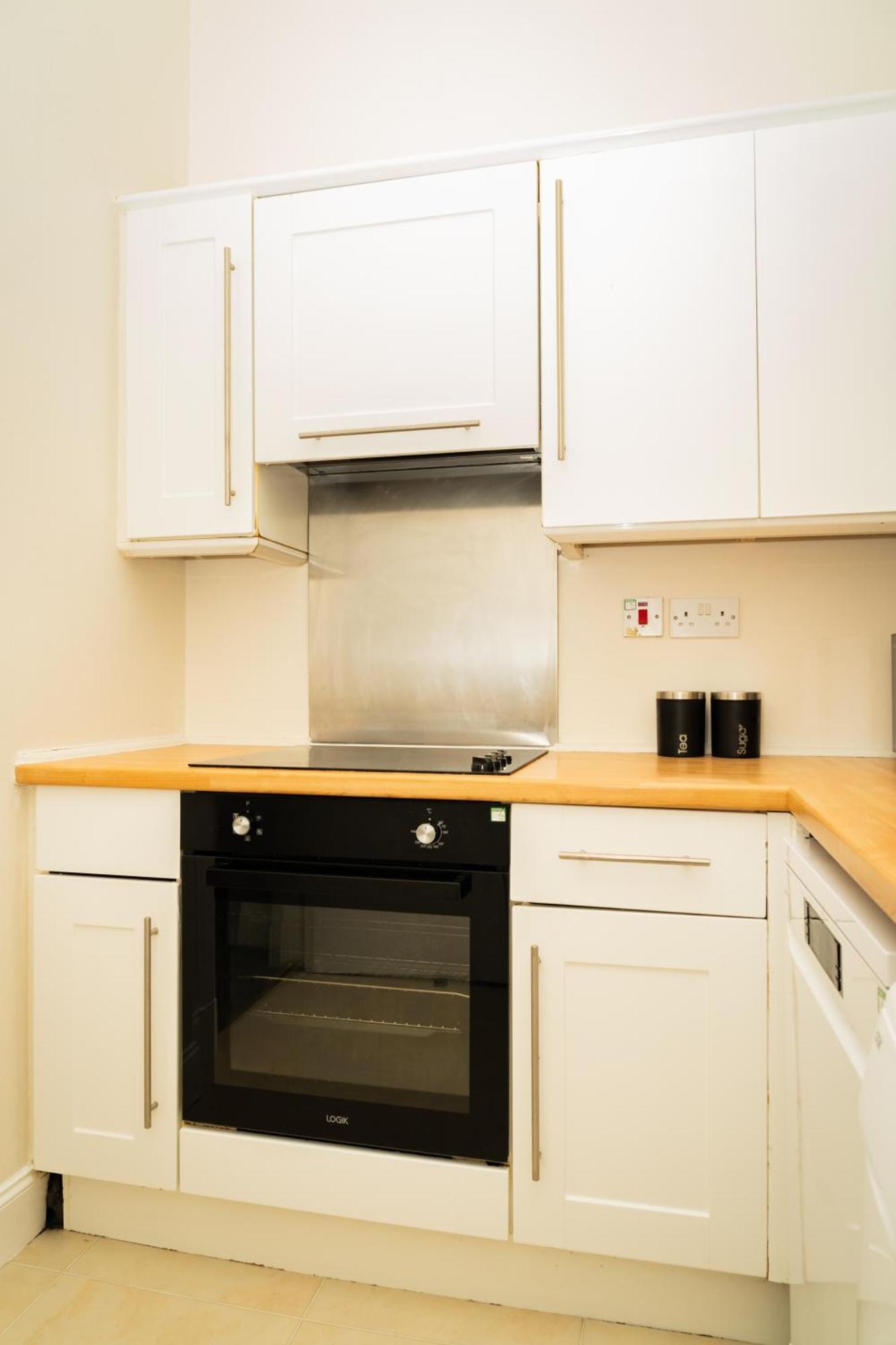 Stylish 3Br, Next To Tram Stop, Near Princes St & Ocean Terminal, Sleeps 7 Apartment *