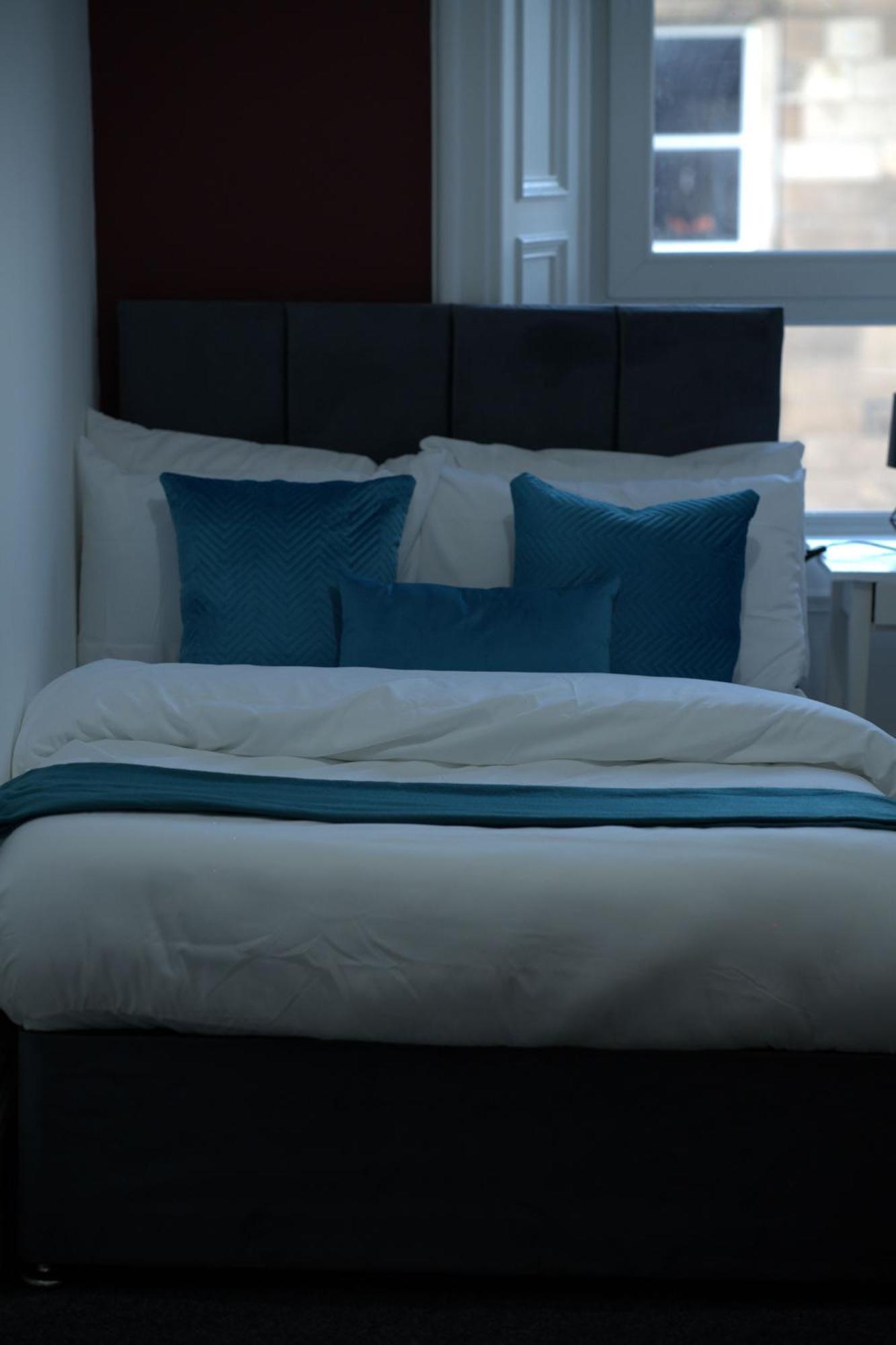 Apartment Stylish 3Br, Next To Tram Stop, Near Princes St & Ocean Terminal, Sleeps 7 *